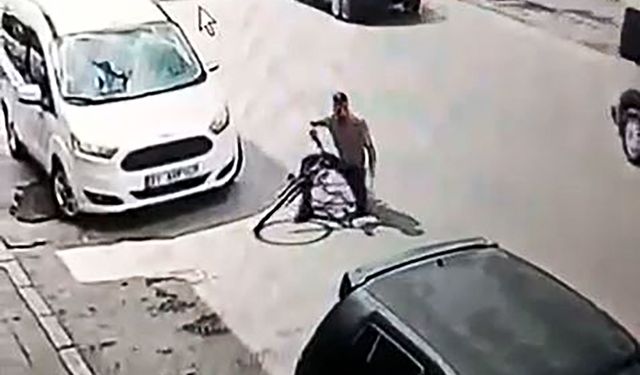 Özel halk otobüsünün açık olan kapısı bisikletliye çarptı; kaza kamerada