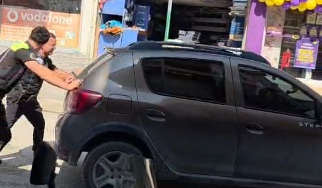 Polisler, arızalanan otomobili iterek sürücüye yardım etti