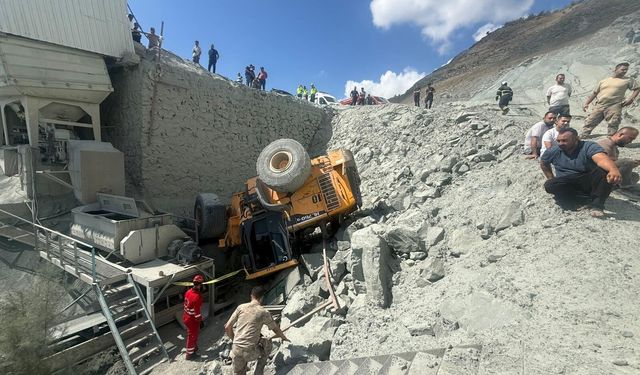 Taş ocağında devrilen iş makinesinin operatörü öldü