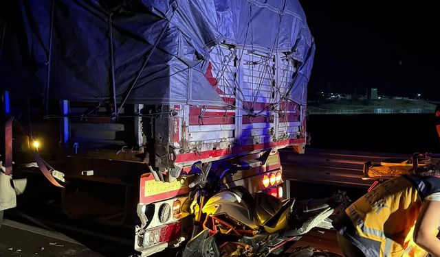 TIR'a arkadan çarpan motosikletin sürücüsü ağır yaralandı