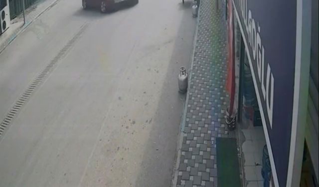 Toprakkale'de iki otomobil çarpıştı; 2 kişinin yaralandığı kaza anı kamerada