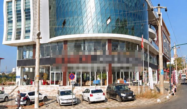 Yanan mobilya mağazasından geriye kolonları kaldı