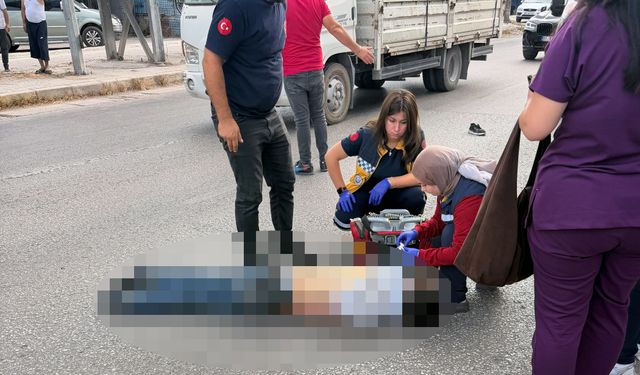 Yaya üst geçidinden caddeye düştü, minibüs çarpınca hayatını kaybetti