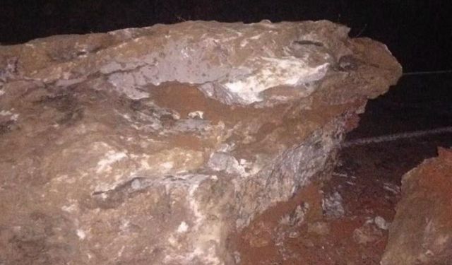 Adana'da dağdan kopan kayalar, kara yoluna yuvarlandı