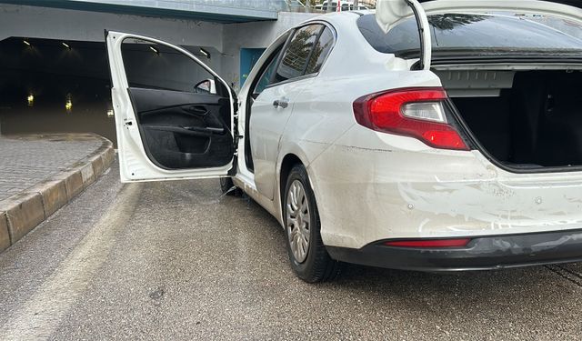 Adana'da sağanak sonrası alt geçidi su bastı; otomobilde mahsur kaldılar