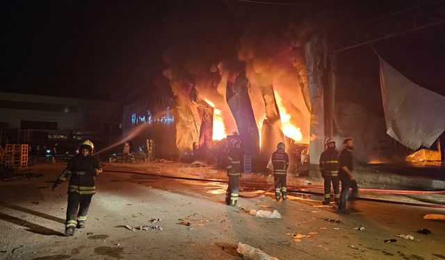Adana'da sebze halinde yangın; 22 iş yeri zarar gördü
