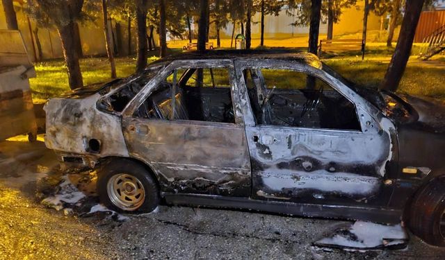 Antakya'da park halindeki otomobil yandı