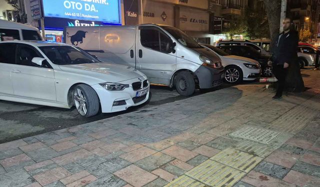 Caddede demir çubuk ve sopalarla darbettiler