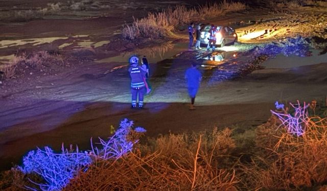 Çamura saplanan otomobilde mahsur kalan anne ve çocuklarını itfaiye kurtardı