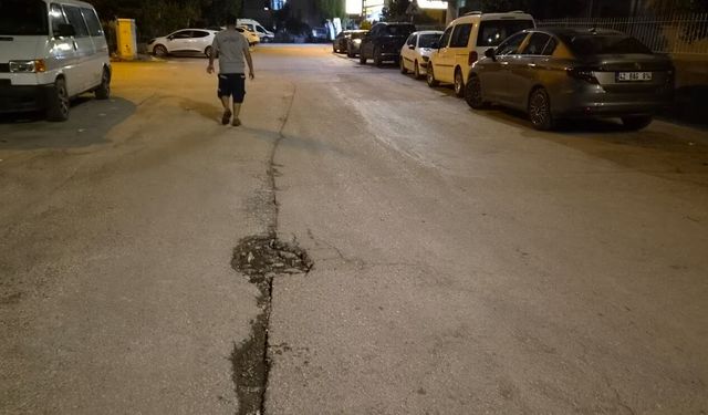 Elektrikli bisiklet yoldaki çukura düşüp, devrildi, baba ile kızı ölümden döndü