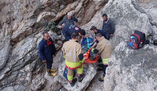 Hatay'da kayalıklardan düşen balıkçı itfaiye ekiplerince kurtarıldı
