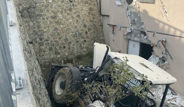 İş makinesi binaya çarpıp devrildi: operatör yaralandı