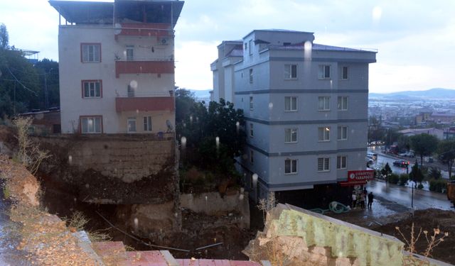 Kahramanmaraş'ta temel kazısında toprak kaydı, 2 bina boşaltıldı