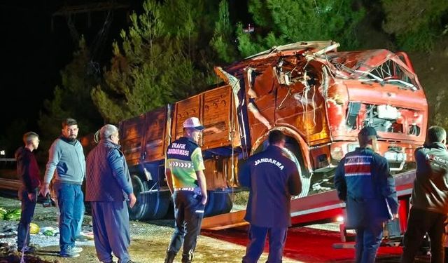 Kamyon devrildi, savrulan karpuzların çarptığı 2 kişi yaralandı