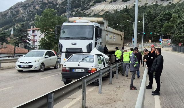 Kamyonun altına giren otomobilden yara almadan çıktılar