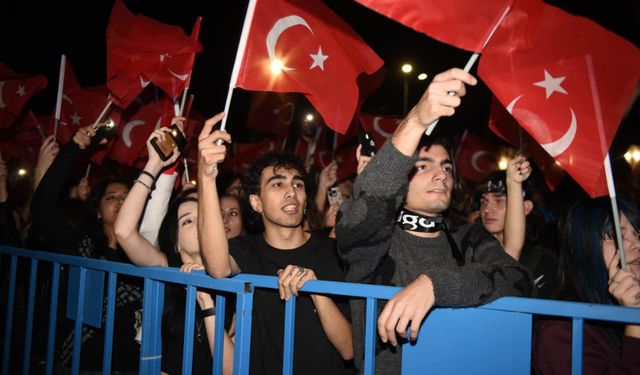 Kepez'de Cumhuriyet coşkusu maNga konseri ile zirveye çıktı