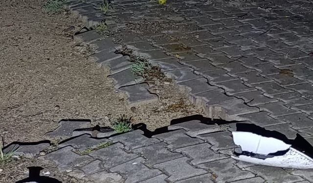 Kozan'da yıldırım düştü; elektrik direği ve bina zarar gördü, araçlarda hasar oluştu