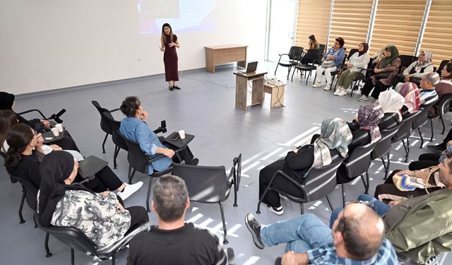 Mersin'de aileler dijital dünyanın risklerine karşı bilinçlendirildi