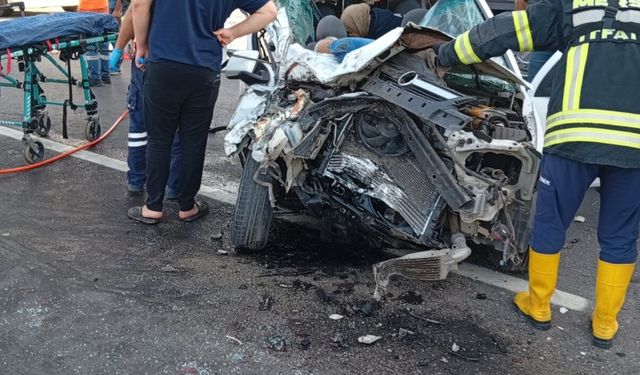 Mersin'de hafif ticari araç TIR'a arkadan çarptı; 2 ölü, 1 yaralı