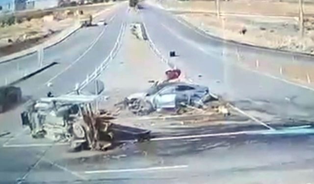 MHP Milletvekili Karakoç'un yaralandığı kaza anı kamerada