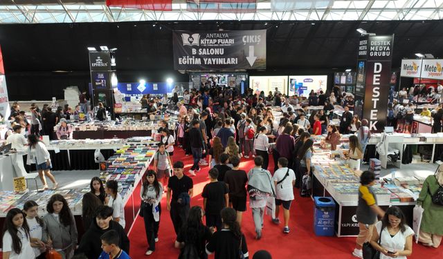 Onlarca yazar, binlerce kitap ve her yaştan okur Cam Piramit'te buluşuyor