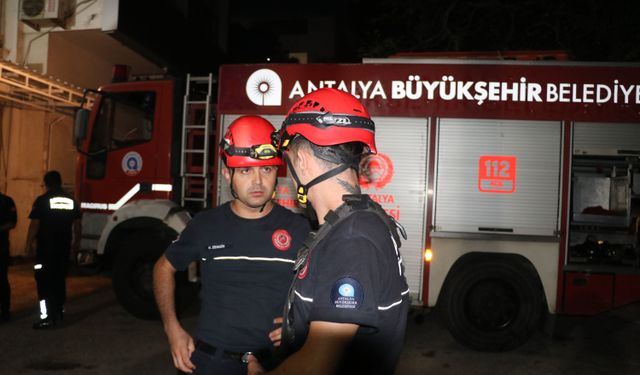 Parktaki köprüden düştü; itfaiye 2 saatlik çalışmayla kurtardı