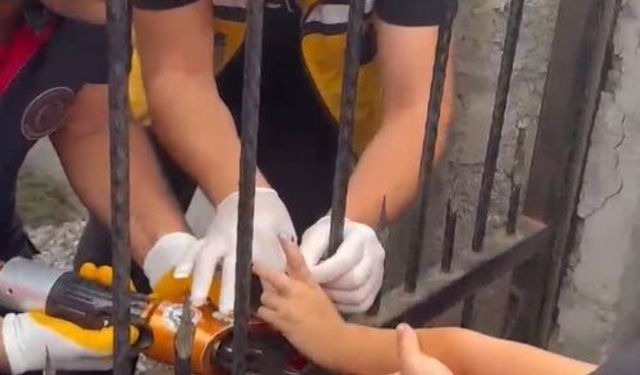 Parmağına korkuluk saplanan çocuğu itfaiye kurtardı