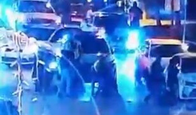 Polis, nefes almakta güçlük çeken sürücüyü, heimlich manevrasıyla kurtardı; o anlar kamerada