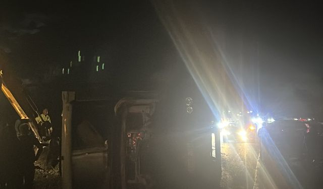 Samandağ'da toprak yüklü hafriyat kamyon devrildi; yol trafiğe kapandı