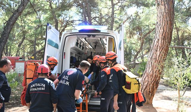 Şelalede gezerken 6 metreden düşen Rus turist kurtarıldı