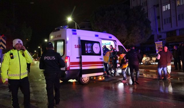 Servis minibüsü otomobille çarpıştı; 12 öğrenci hastaneye kontrole götürüldü