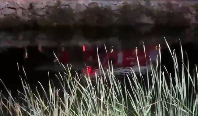 Sulama kanalına düşen araçta mahsur kalan 2 kişi kurtarıldı
