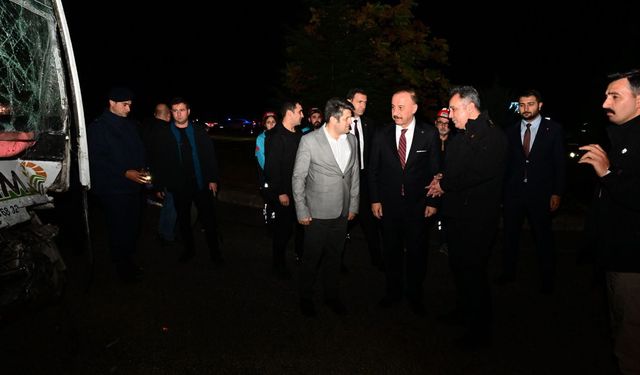 Tarım işçilerini taşıyan midibüs ile TIR çarpıştı: 17 yaralı (2)