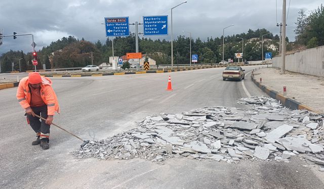 Yola granit plaka düşüren şoföre cezası