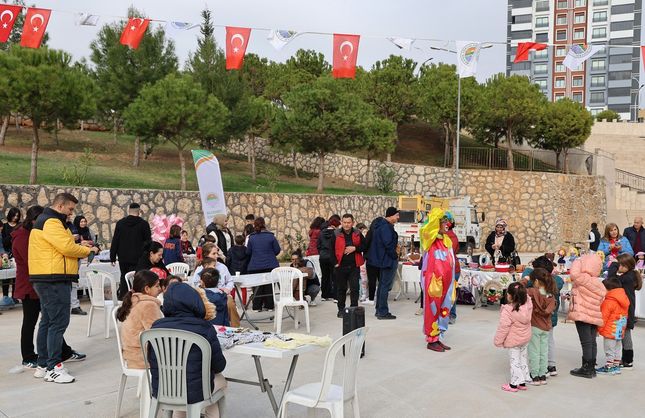 Toroslar’da Yılbaşı Coşkusu: Üretici Kadın Stantları Açıldı