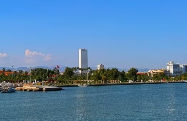 🌩️ Mersin’de Akşam Saatlerinde Sürpriz Yağış! Hafta Sonu Planları Tehlikede
