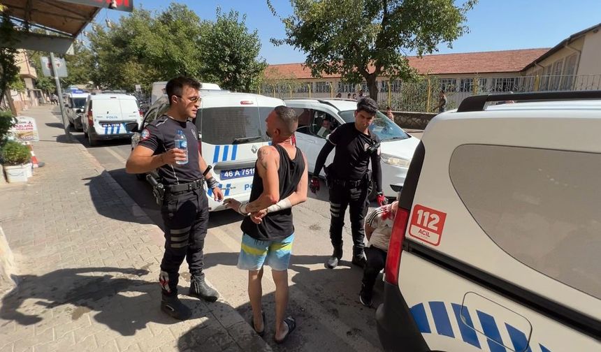 Önce polisle tartıştılar, sonra polisin elinden su içtiler