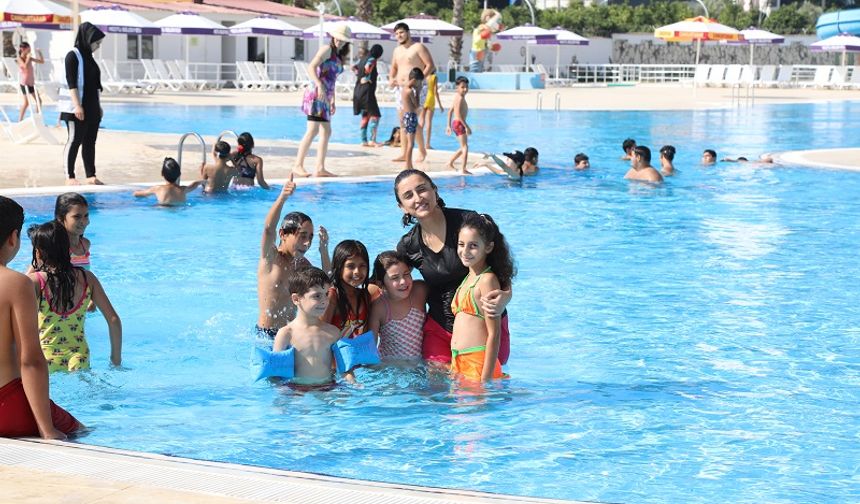 Mersin'de deprem bölgesinden gelen çocuklar su dünyasında eğlendi
