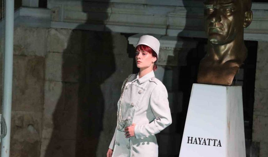 Adana’da “Atatürk ve Cumhuriyet” temalı kostüm defilesi düzenlendi