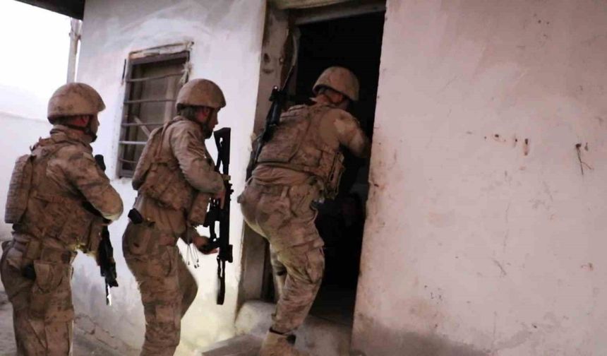 Mersin’de ’Kahramanlar’ operasyonunda gözaltına alınan 4 örgüt üyesi tutukladı
