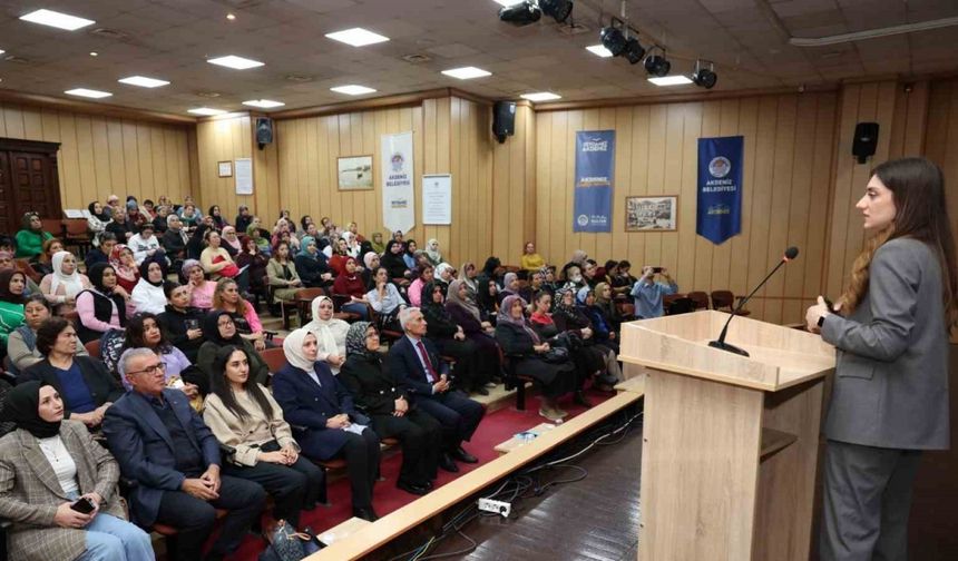 Mersin’de ’Türkiye yüzyılında kadın hakkı’ konferansı