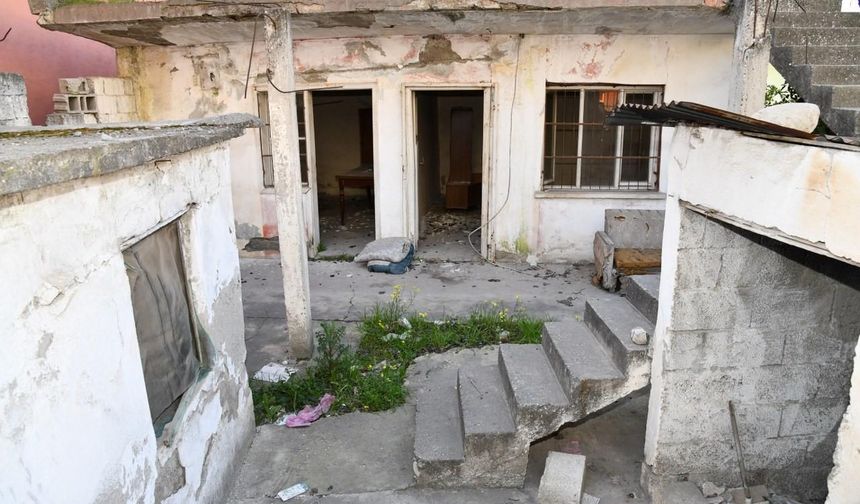 Osmaniye’de iki metruk bina, belediye ekiplerince yıkıldı