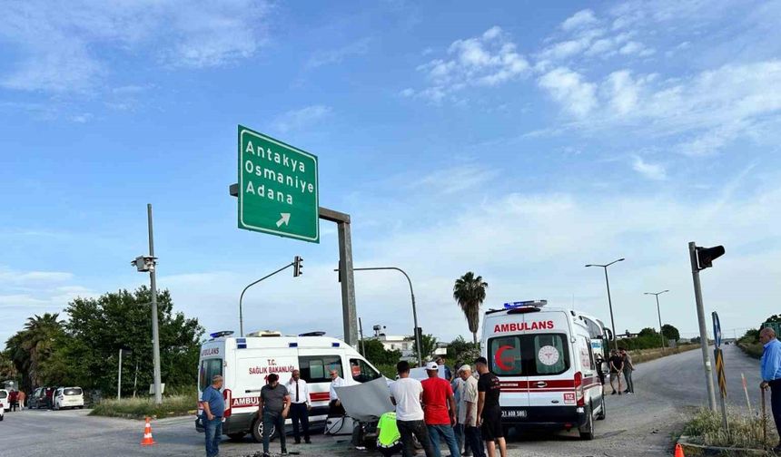 Otobüsle çarpışarak hurdaya dönen Tofaş’ın sürücüsü yaralandı