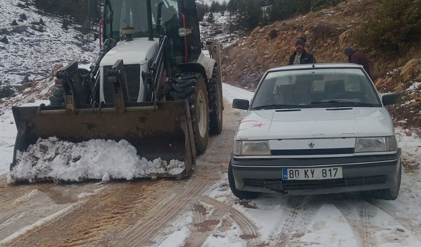 Toroslar'da Acil Müdahale Ekipleri, Mahsur Kalan Araçları Kurtardı