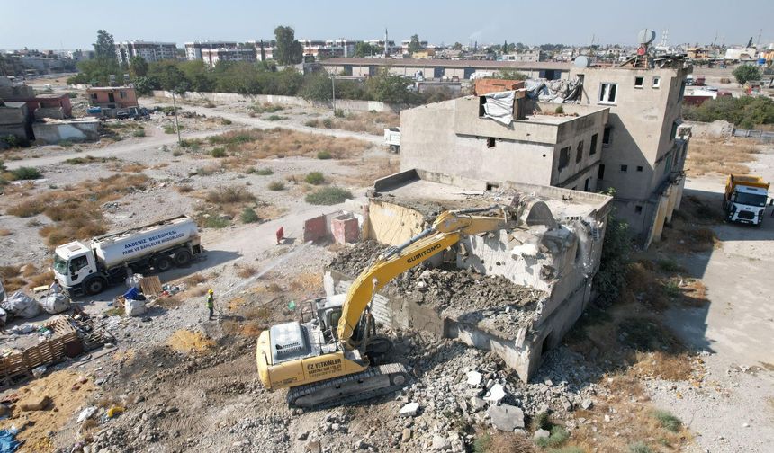 Mersin'de TOKİ Rezerv Alanı içinde kalan boş binalar yıkılıyor!
