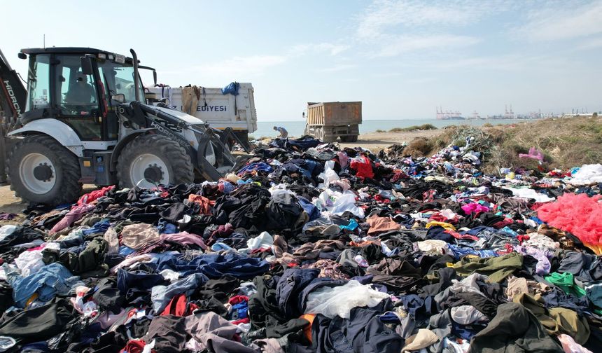 Mersin Karaduvar’da Çevre Kirliliği: Tekstil Atıkları Sahile Bırakıldı