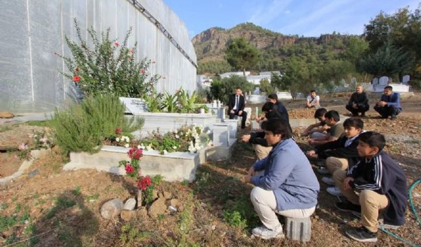 Bozyazı’da Vefat Eden Öğretmen Kabri Başında Anıldı