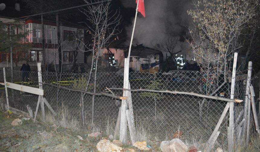 Ankara'da zihinsel engelli 3 kardeşin yaşadığı ev yanarak kül oldu