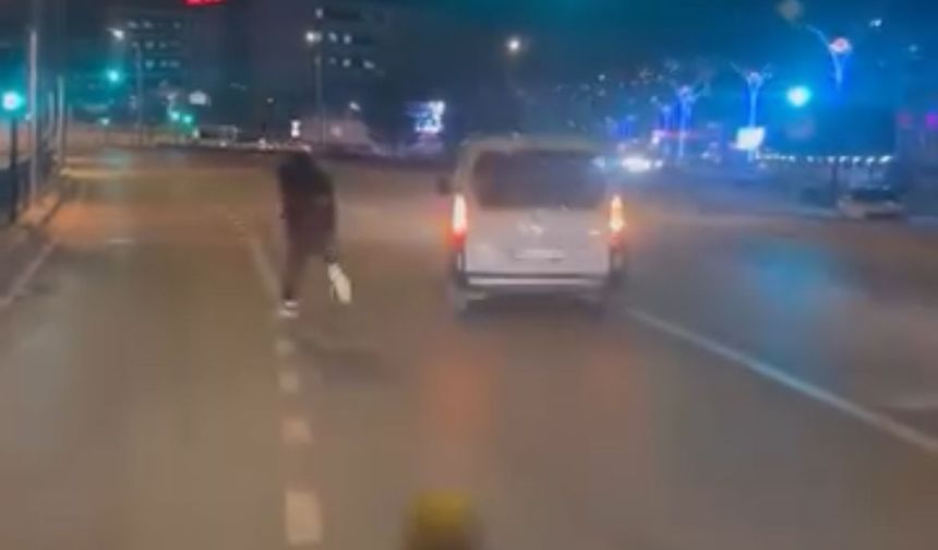 Bursa'da 'yol verme' kavgası; sürücünün aracına baltayla saldırdı