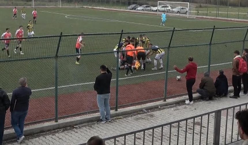 Dili boğazına kaçan futbolcuya, hakemden hayati müdahale